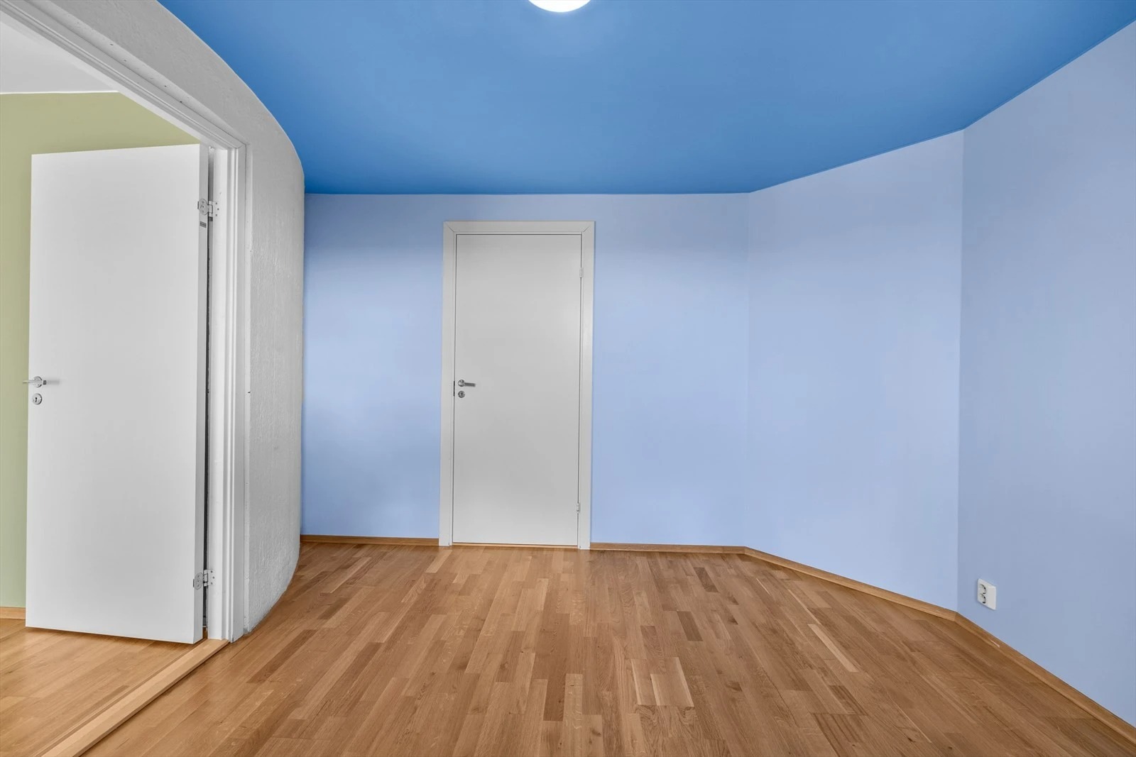 I tilknytning soverom er det direkte adkomst til en innvendig bod som kan benyttes som walk-in closet eksempelvis.